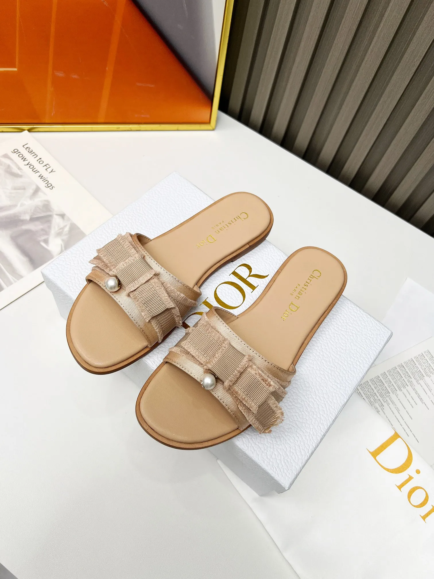 👟👟Ex-factory price 340👟👟 Genuine leather sole +40 DIOR purchasing grade Dior Dior new colors new elements DIOR spring and summer new round toe pearl open toe slippers, retro and versatile. The top version on the market. Upper: Original molded fabric Lining: Water-dyed sheepskin lining Size: #35-42 (40, 41, 42 custom-made, non-refundable)
